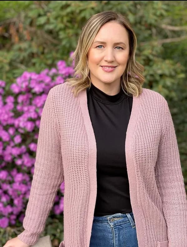 Professional headshot of Lisa Davis, Registered Social Worker (ON)